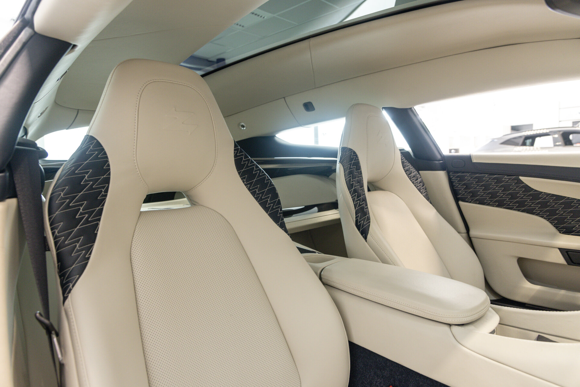 Aston Martin Vanquish - foto 26