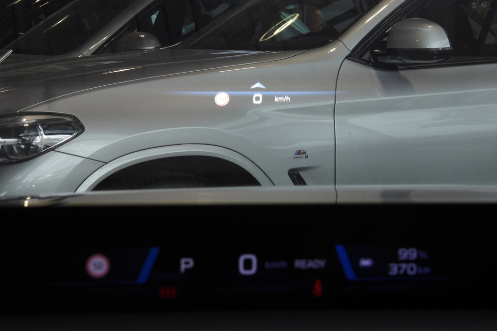 BMW iX3 31