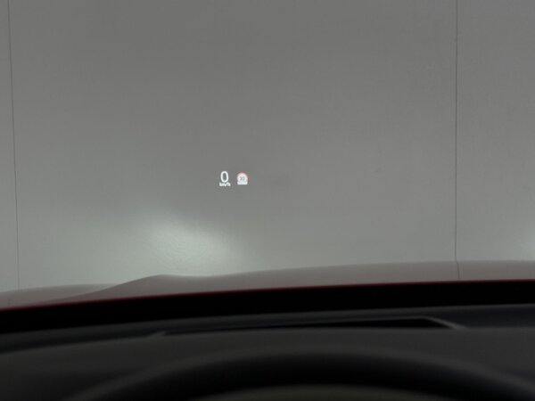 Grafisch Head-up Display voor weergave van de ingestelde snelheid van de adaptieve cruise control, verkeersbordenherkenning en navigatie aanwijzingen Grafisch Head-up Display voor weergave van de ingestelde snelheid van de adaptieve cruise control, verkeersbordenherkenning en navigatie aanwijzingen