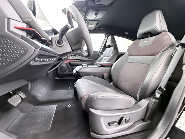 Zwart - Ultrasuede® /synth. leder NISMO bekleding Zwart - Ultrasuede® /synth. leder NISMO bekleding