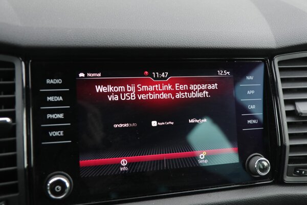 Apple Carplay/Android Auto Apple Carplay/Android Auto