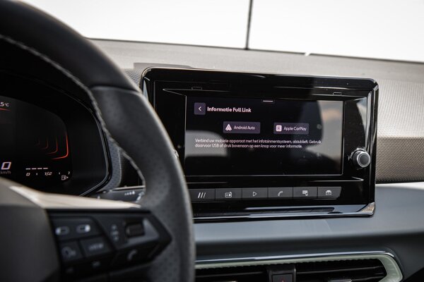 Apple Carplay/Android Auto Apple Carplay/Android Auto