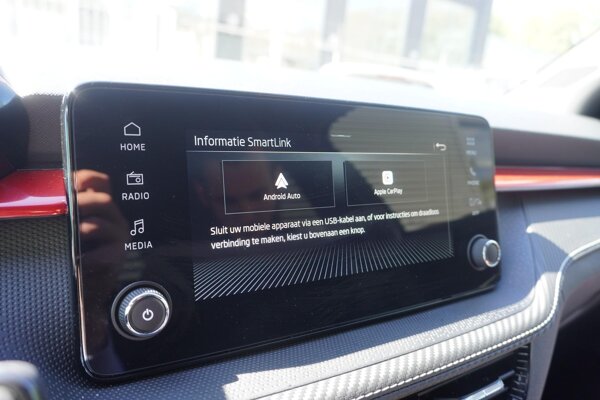 Apple Carplay/Android Auto Apple Carplay/Android Auto