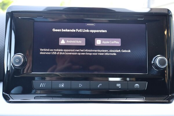 Apple Carplay/Android Auto Apple Carplay/Android Auto