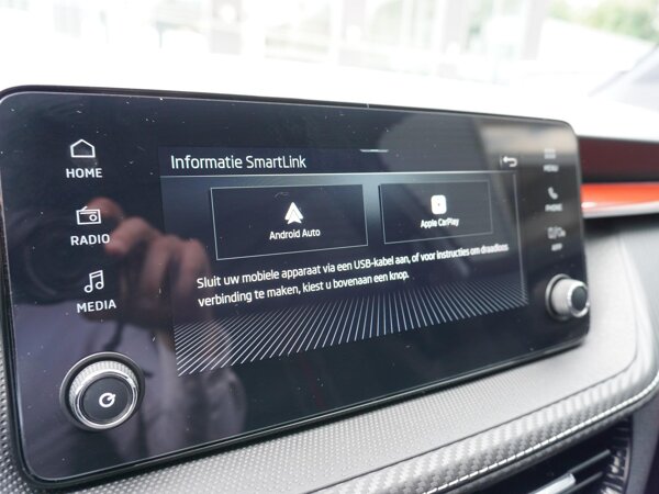 Apple Carplay/Android Auto Apple Carplay/Android Auto