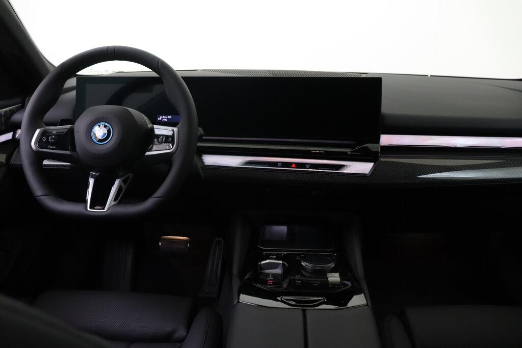 BMW i5 23