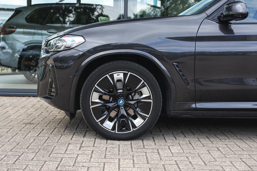 BMW iX3 5