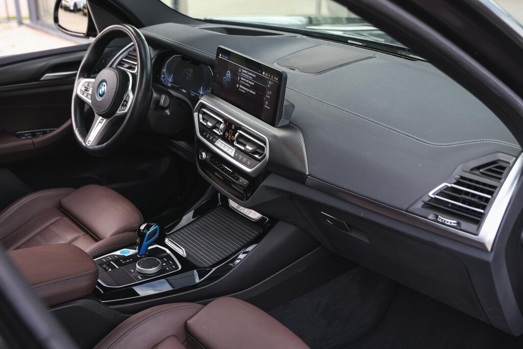BMW iX3 11