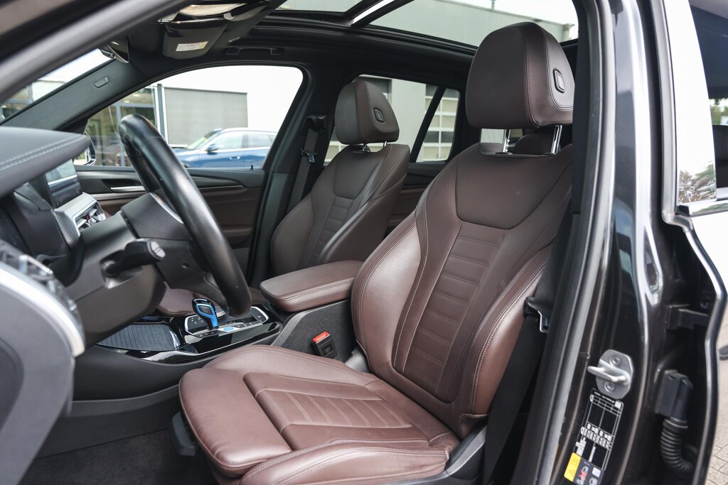 BMW iX3 14