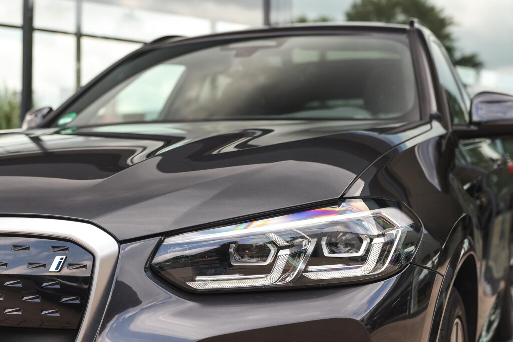BMW iX3 33