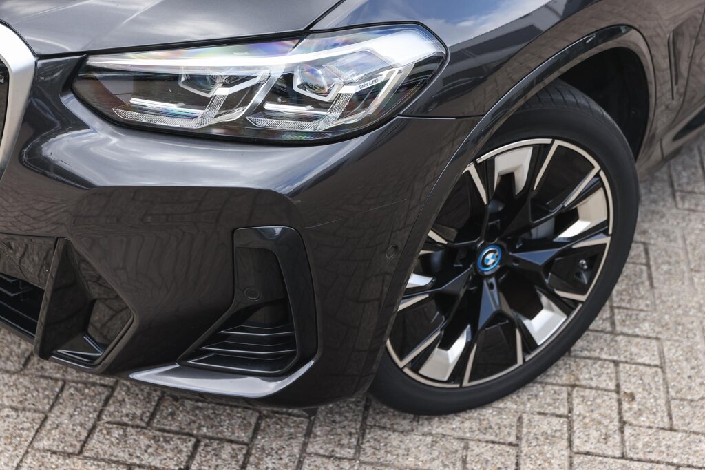BMW iX3 34