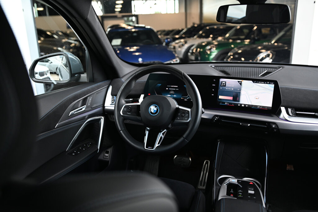 BMW iX1 26