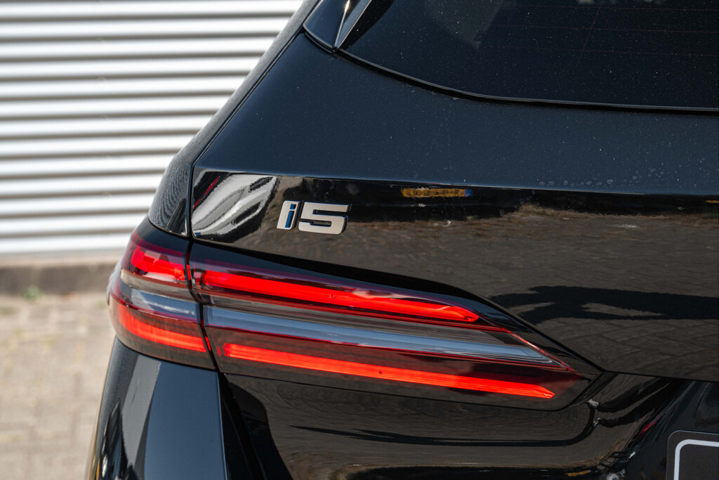 BMW i5 28