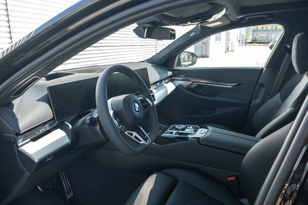 BMW i5 33