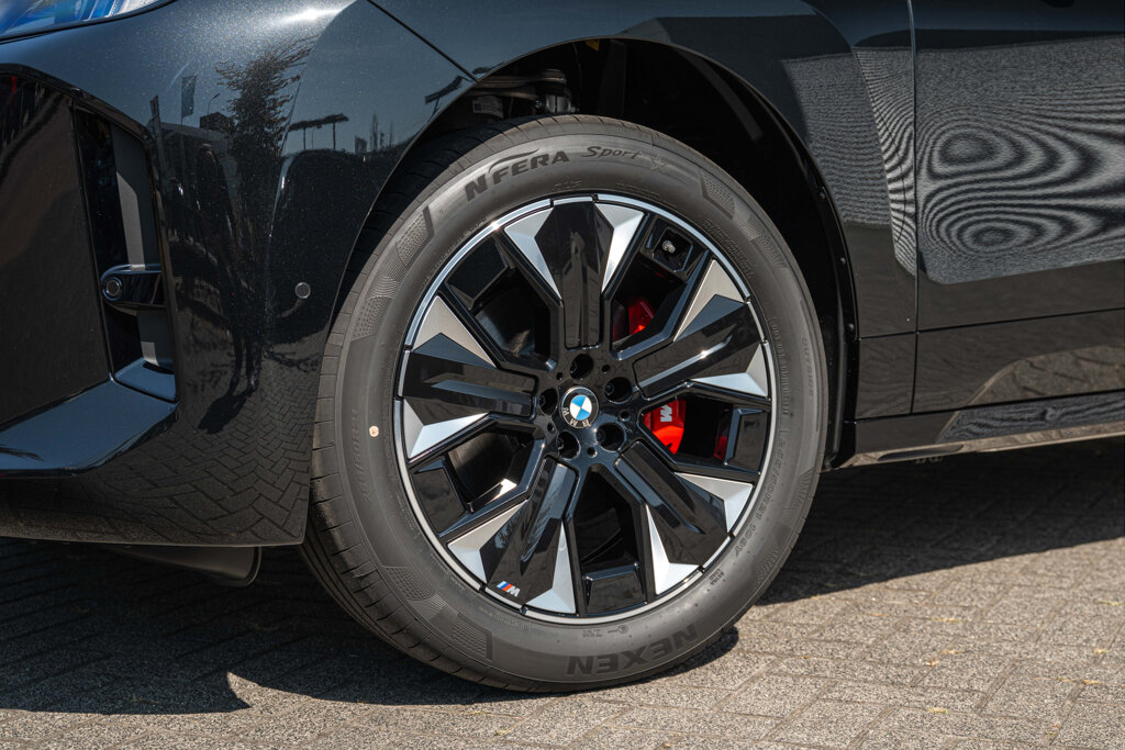 BMW iX 8