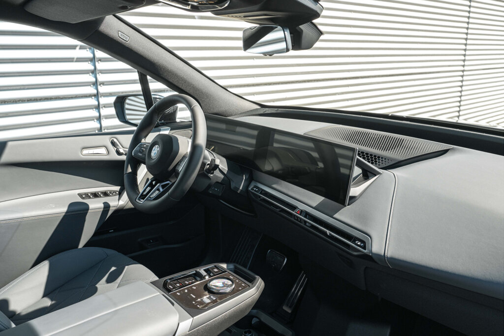 BMW iX 13