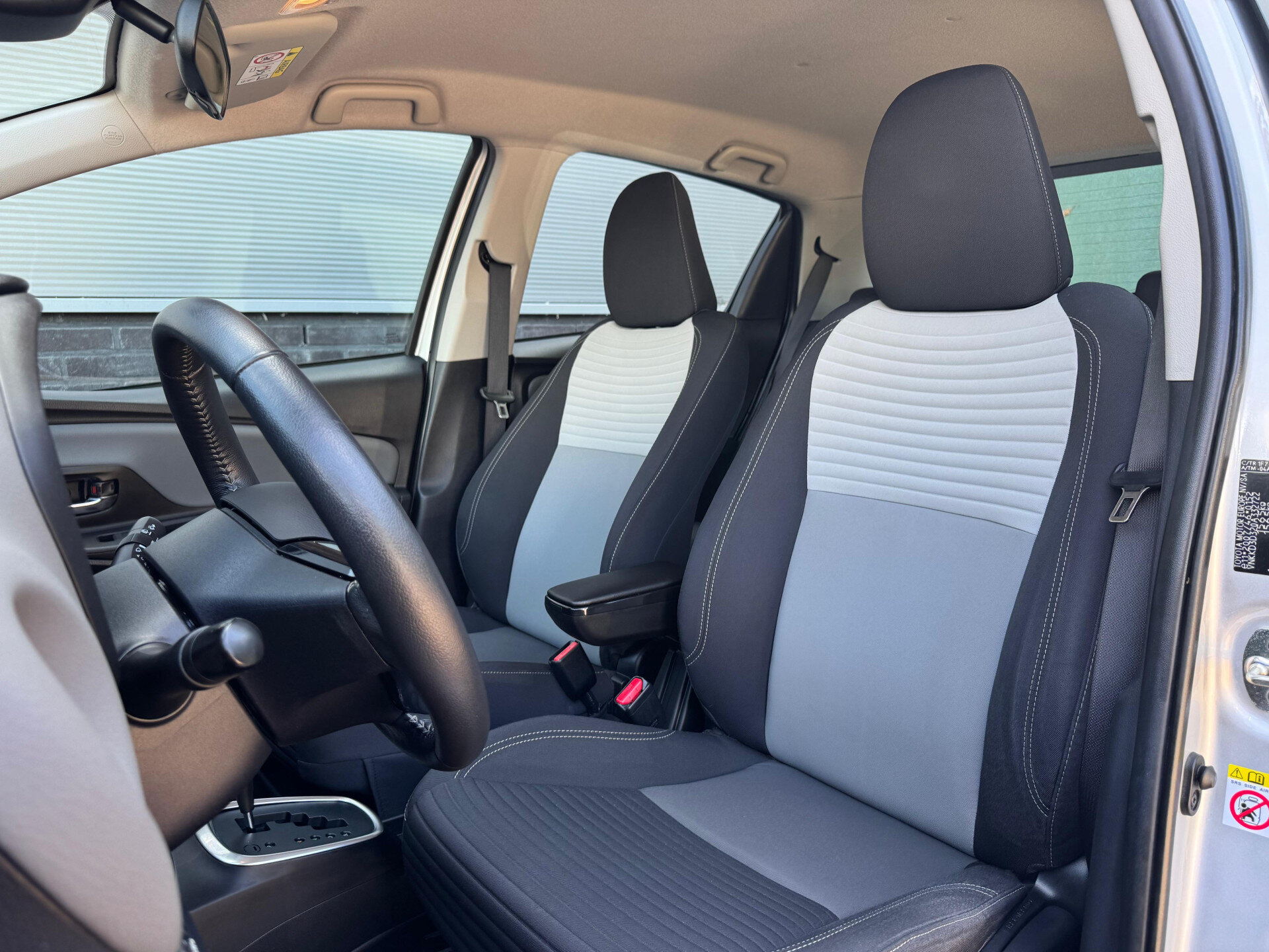 Toyota Yaris 1.5 Hybrid Red Edition Limited - Afbeelding 4