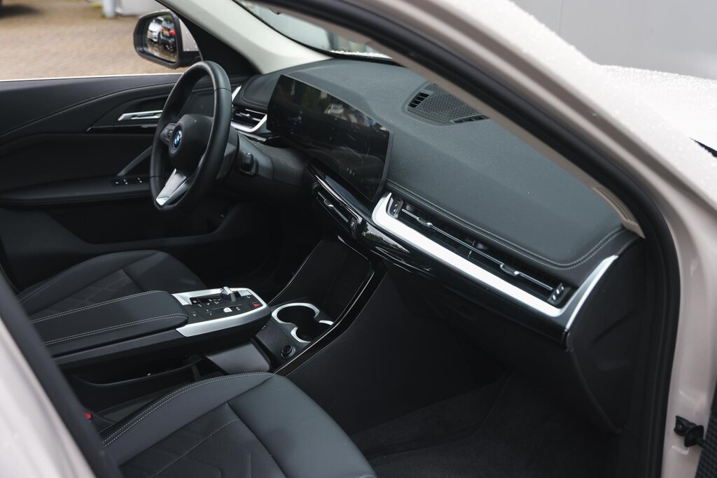 BMW iX1 11