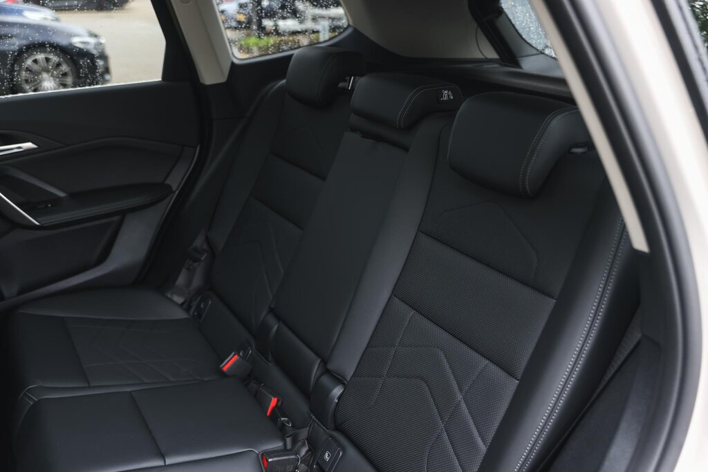 BMW iX1 12