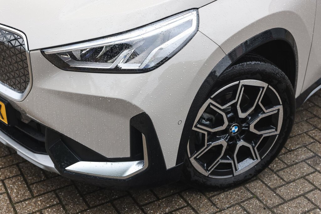 BMW iX1 27