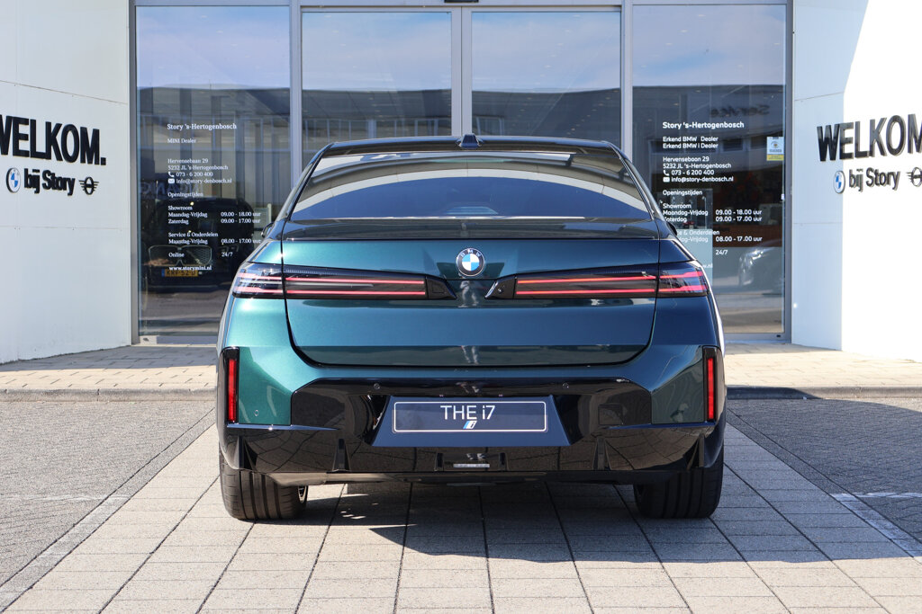 BMW i7 4