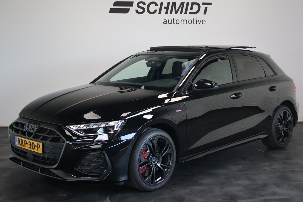 Audi A3 Sportback 45 TFSIe S edition Competition 272pk | Panoramadak | Matrix LED | Leder
