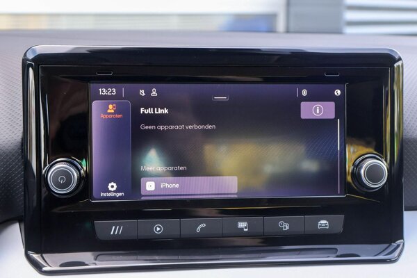 Apple Carplay/Android Auto Apple Carplay/Android Auto