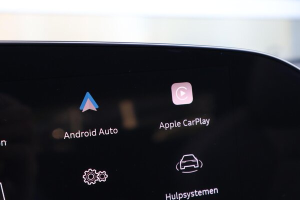 Apple Carplay/Android Auto Apple Carplay/Android Auto
