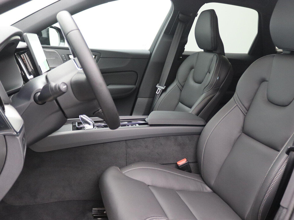 Volvo XC60 2.0 T6 Plug-in hybrid AWD Plus Black Edition 359PK Panoramadak, Trekhaak, 21" LM Velgen, 360gr. Camera, Head-Up Display, Elektr. Achterklep, Keyless, Memorystoel - Obraz 5