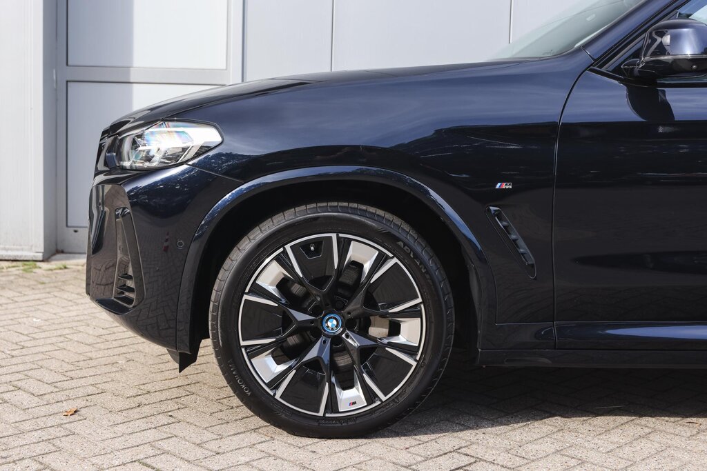 BMW iX3 5