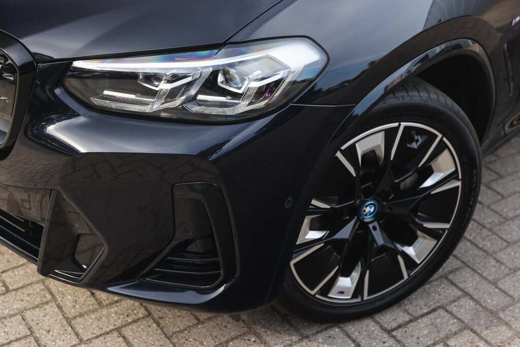 BMW iX3 33