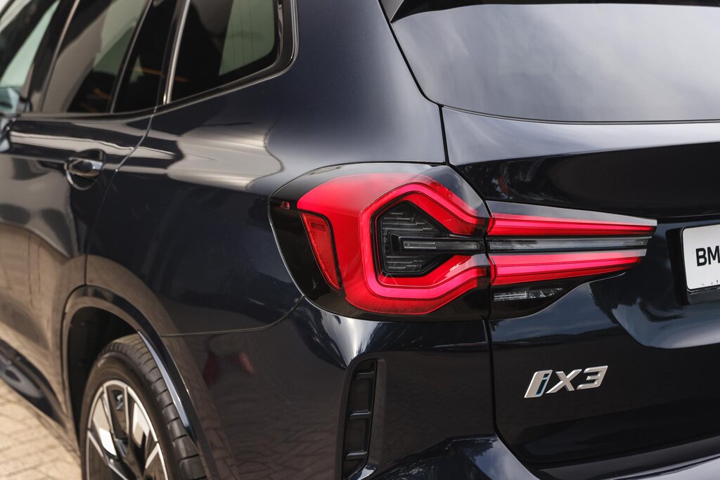 BMW iX3 36