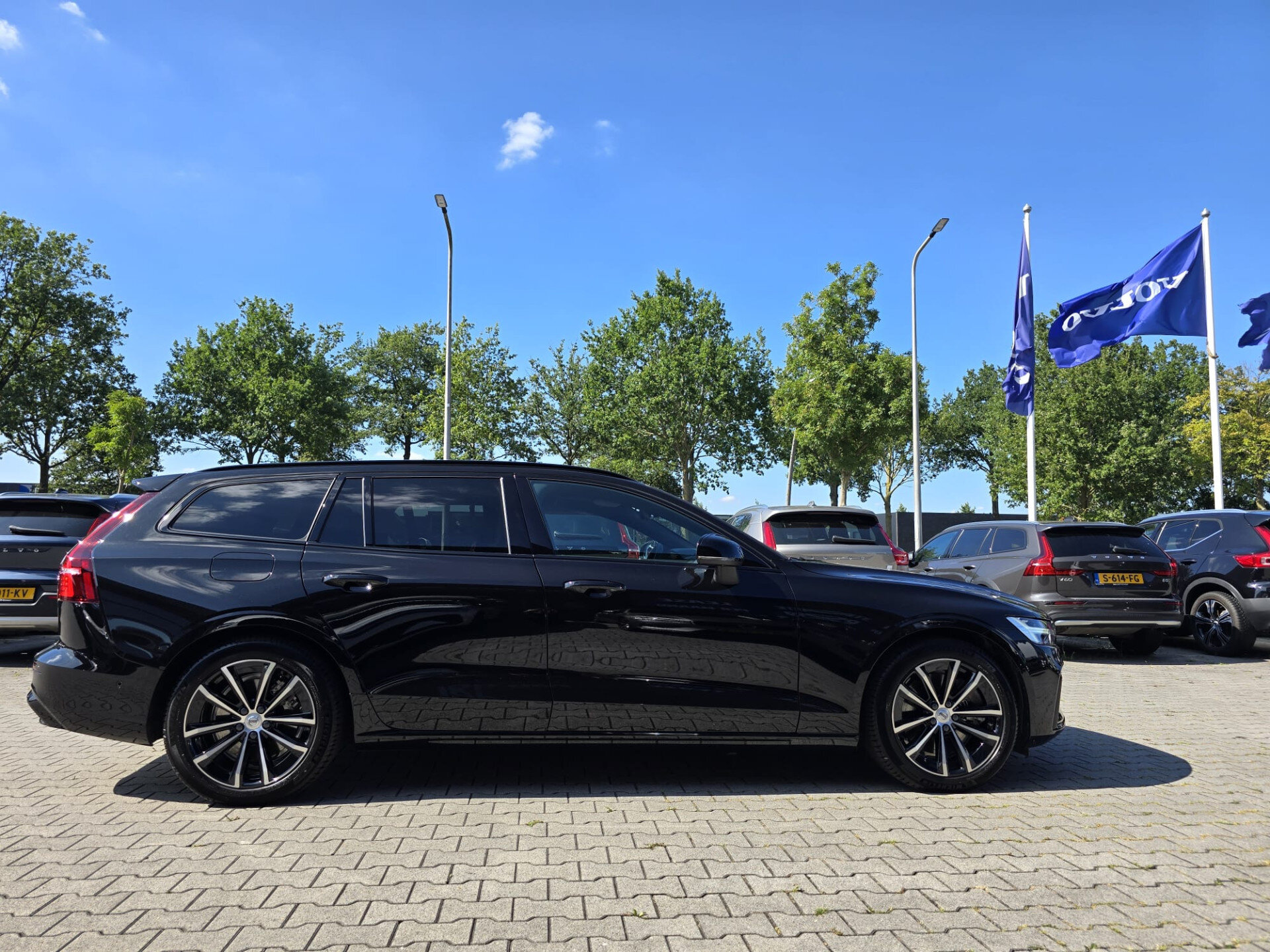 Volvo V60 2.0 T8 Plug-in hybrid AWD Plus Dark - Afbeelding 2