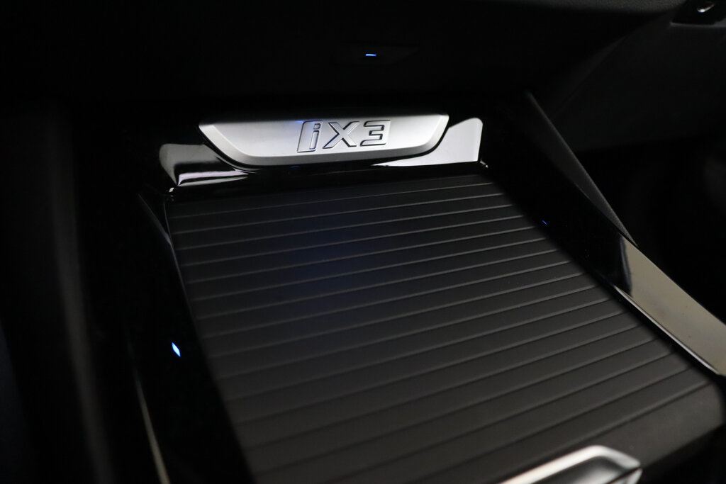 BMW iX3 29