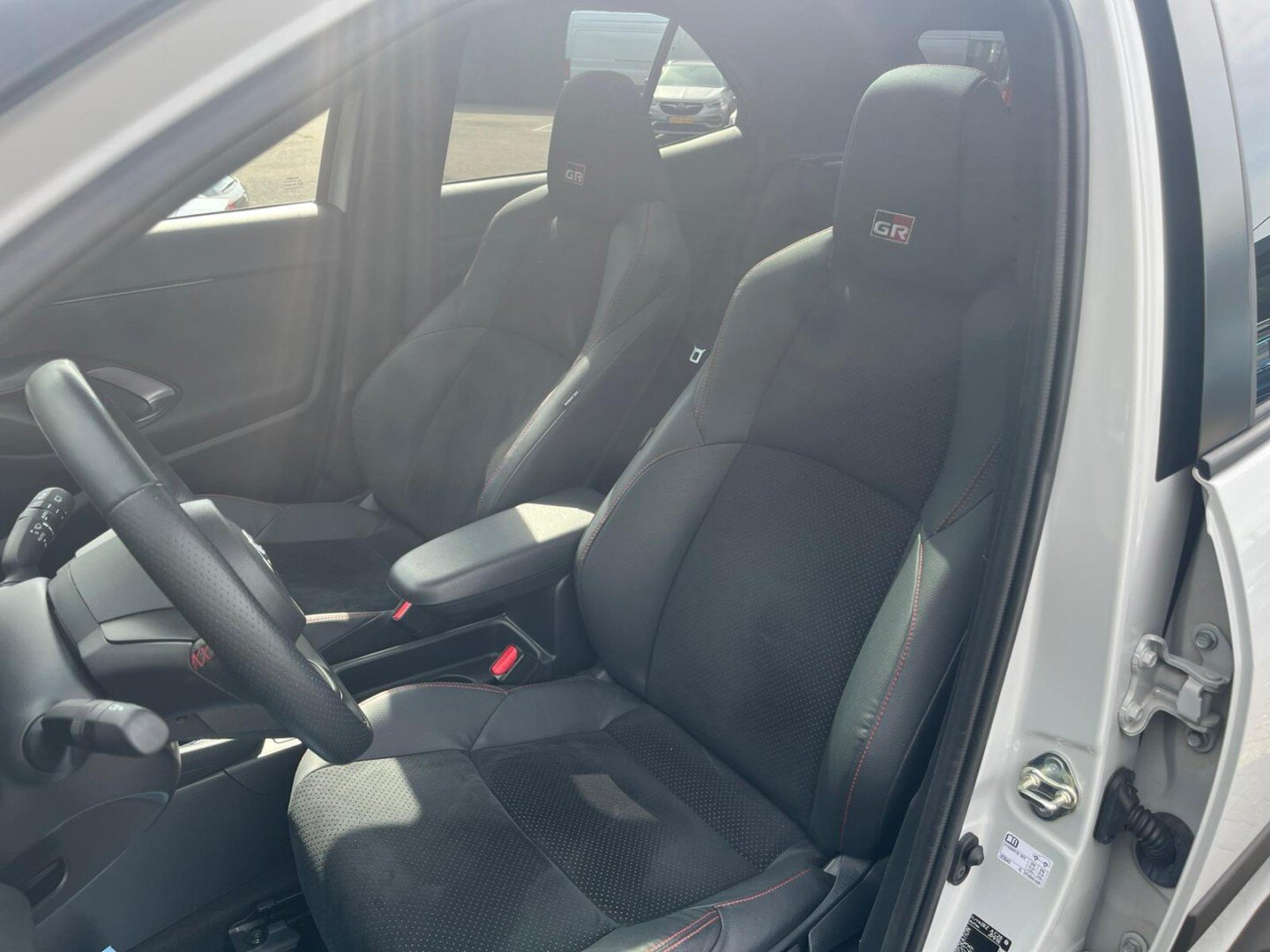 Toyota Yaris Cross 1.5 Hybrid GR Sport | Pano | 4Seasons | Camera | PDC | ACC | Navi - Afbeelding 4