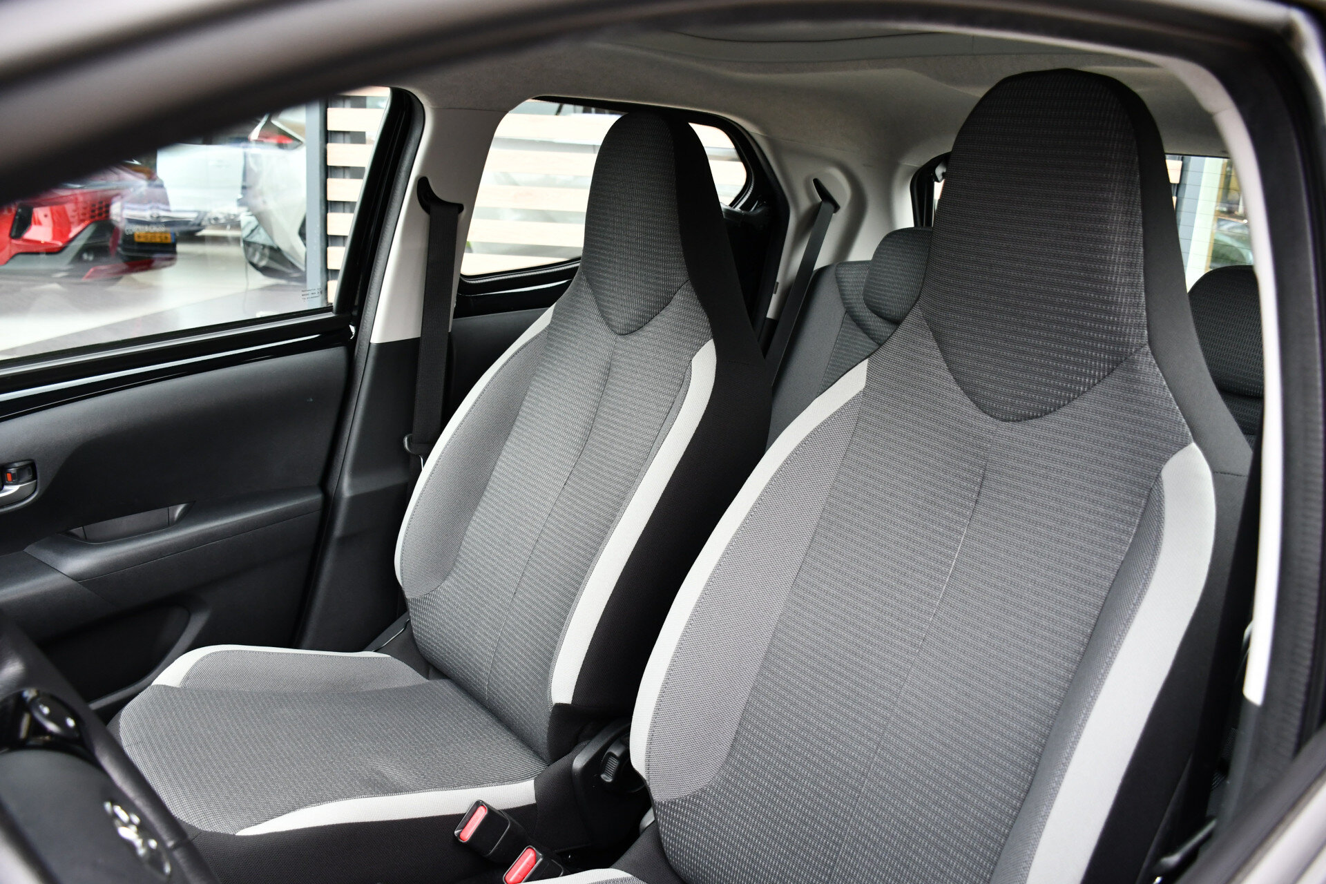 Toyota Aygo 1.0 VVT-i x-play cabrio Automaat 72pk - Afbeelding 2