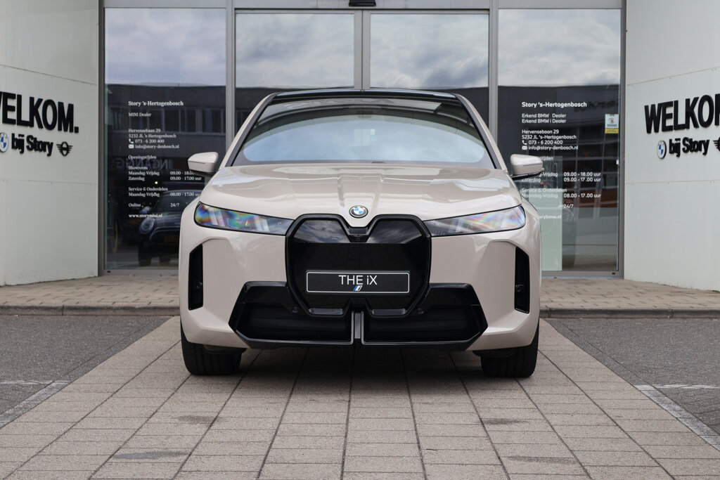 BMW iX 2