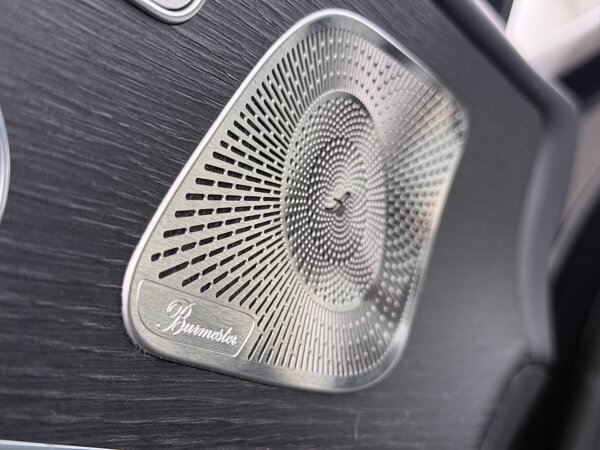 810 Burmester® surround sound system (13 speakers, 590 Watt, Vehicle Noise Compensation) 810 Burmester® surround sound system (13 speakers, 590 Watt, Vehicle Noise Compensation)