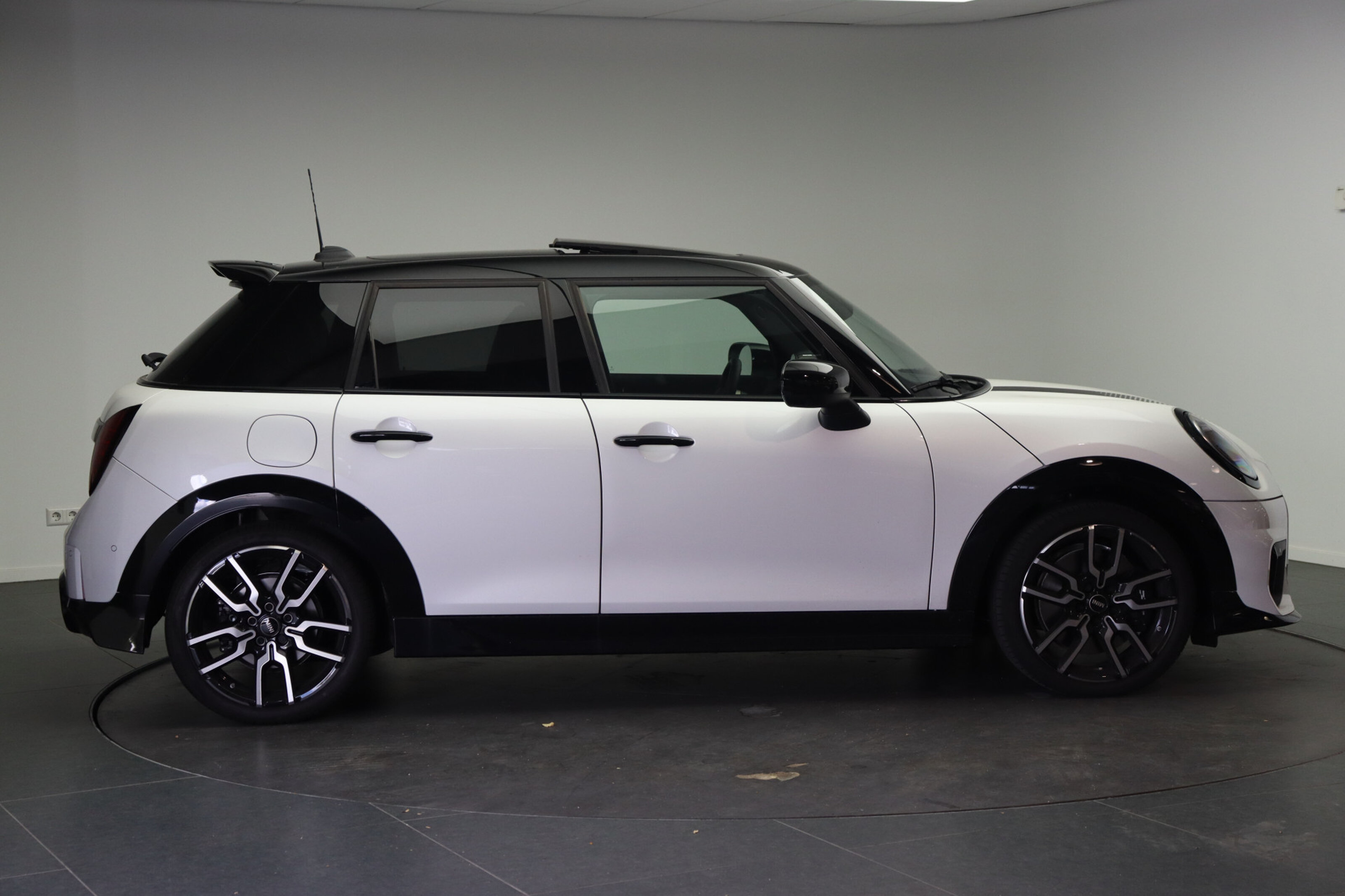 MINI 5-Deurs Hathcback Cooper S Automaat / John Cooper Works / Pakket XL