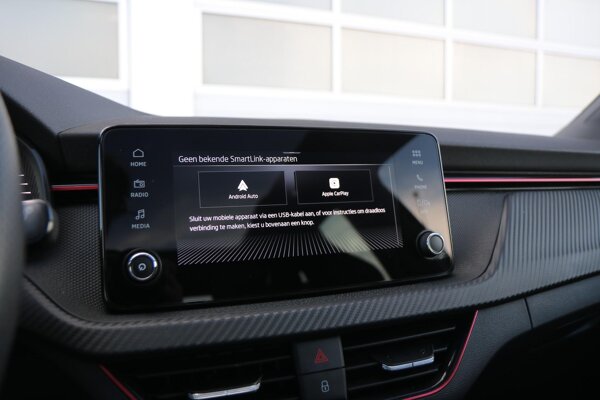 Apple Carplay/Android Auto Apple Carplay/Android Auto