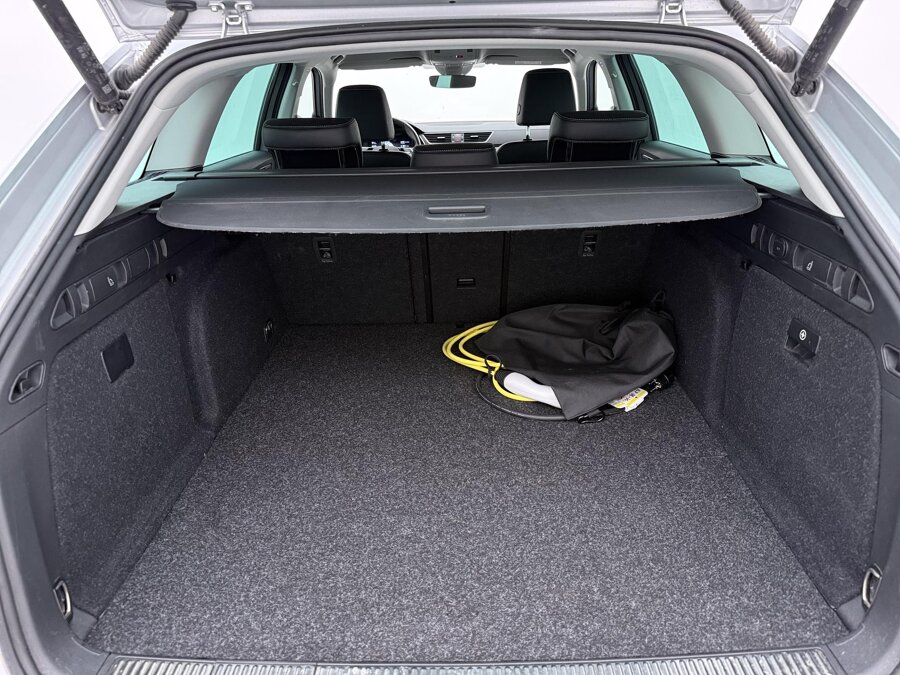 Škoda Superb Combi 1.4 TSI iV Laurin & Klement
