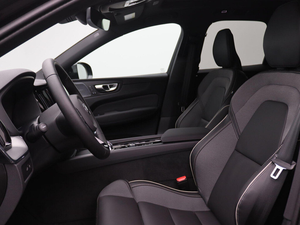 Volvo XC60 2.0 T6 Plug-in hybrid AWD Plus Black Edition 350PK Panoramadak, Trekhaak, 21" LM Velgen, 360gr. Camera, Head-Up Display, Elektr. Achterklep, Keyless, Memorystoel - Obraz 5