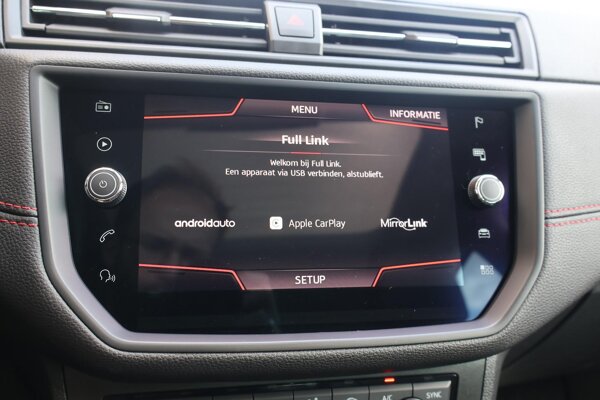Apple Carplay/Android Auto Apple Carplay/Android Auto