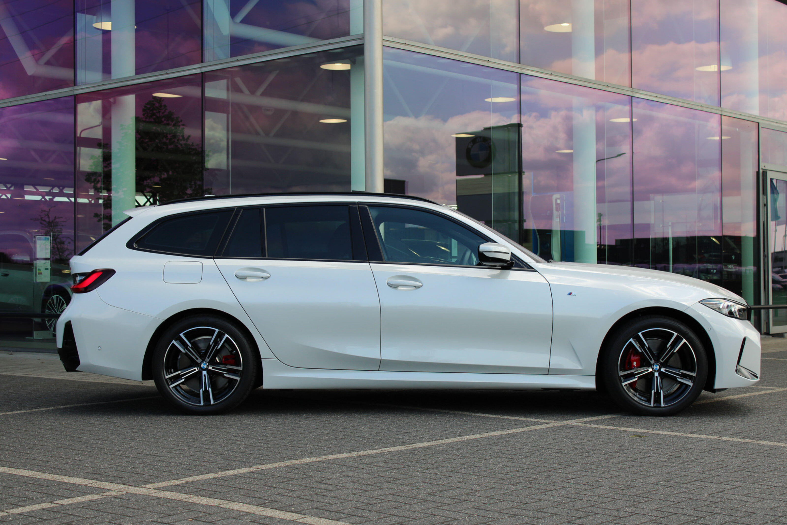 BMW 3 Serie Touring 330i xDrive Innovation pack / M Sport PRO Automaat