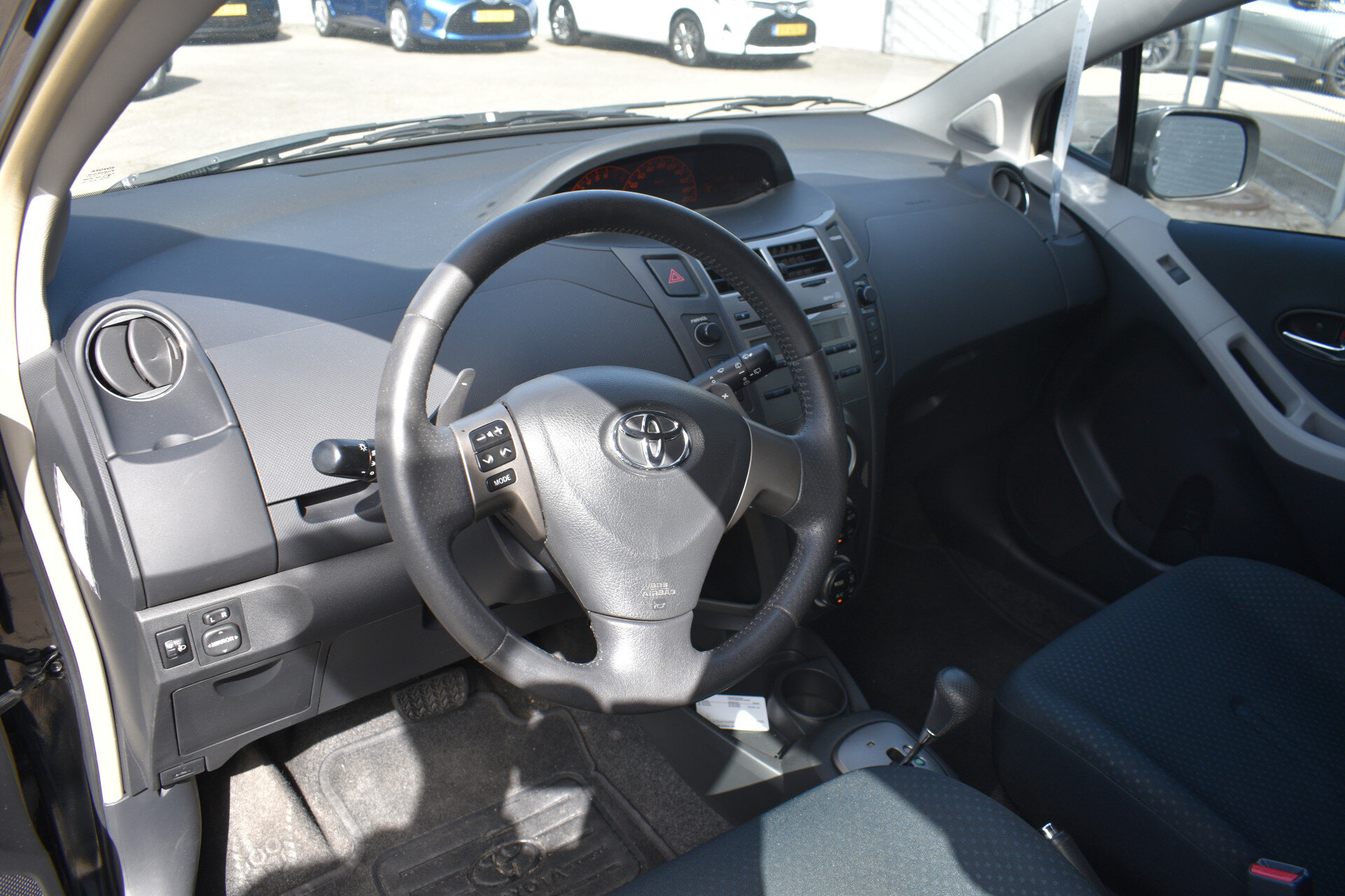 Toyota Yaris 1.3 VVTi Aspiration Automaat 100pk - Afbeelding 2