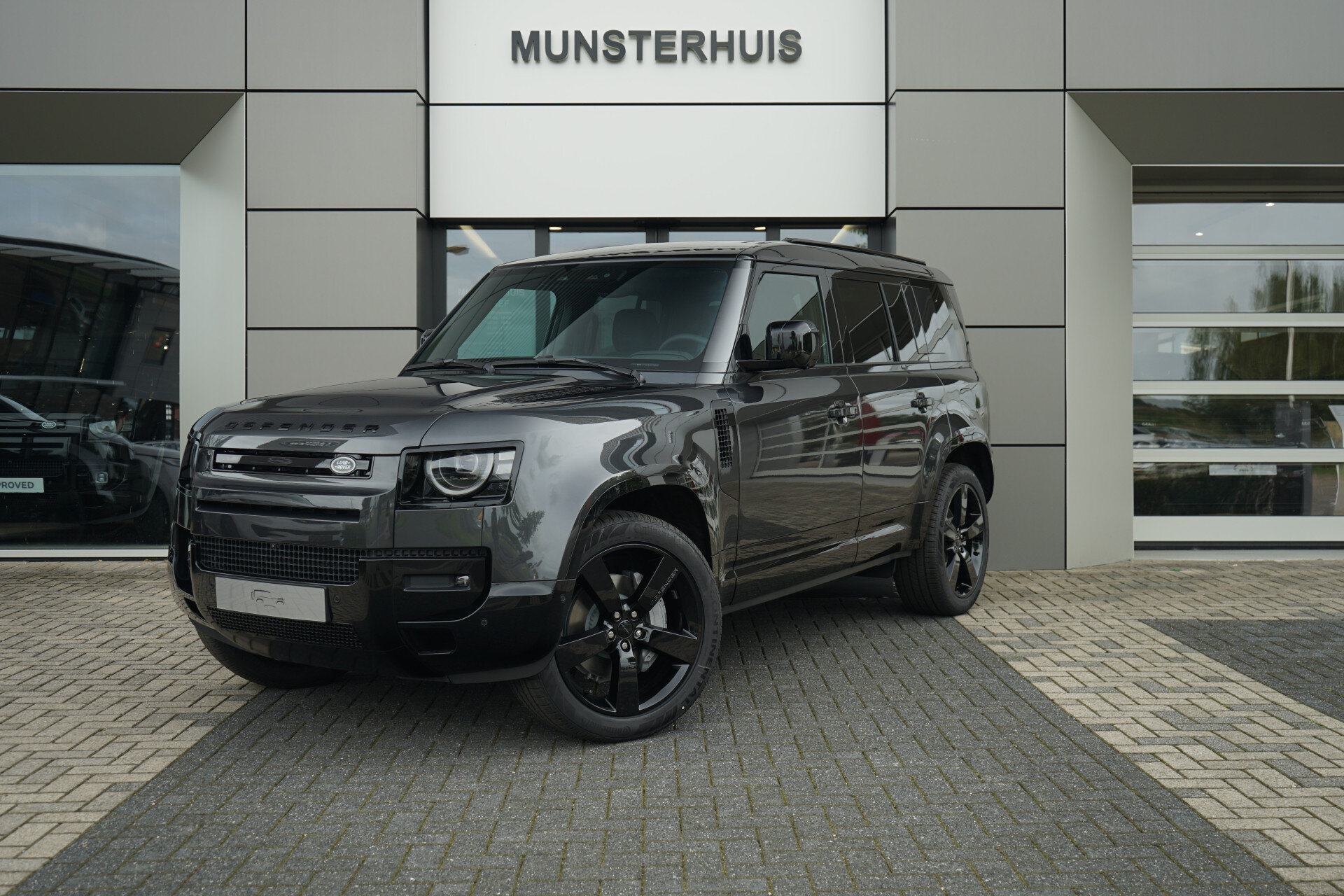 Land Rover Defender 110 2.0 P300e 110 Dynamic SE Edition - Afbeelding 1