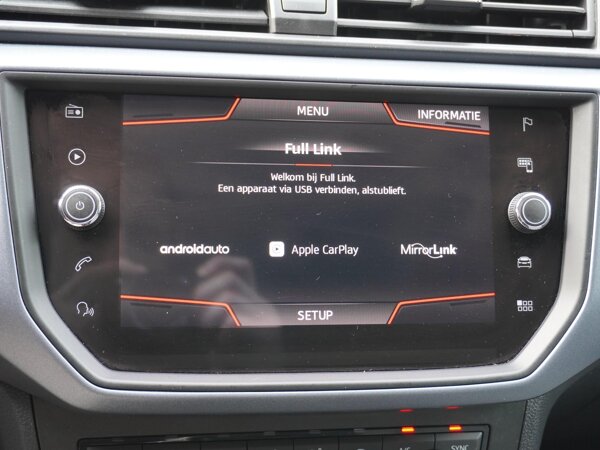 Apple Carplay/Android Auto Apple Carplay/Android Auto