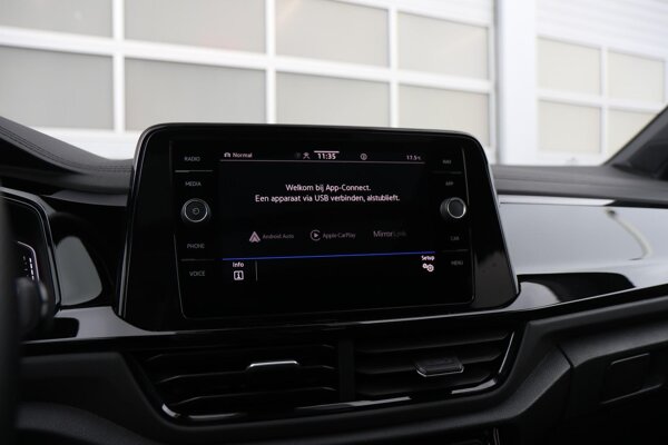 Apple Carplay/Android Auto Apple Carplay/Android Auto
