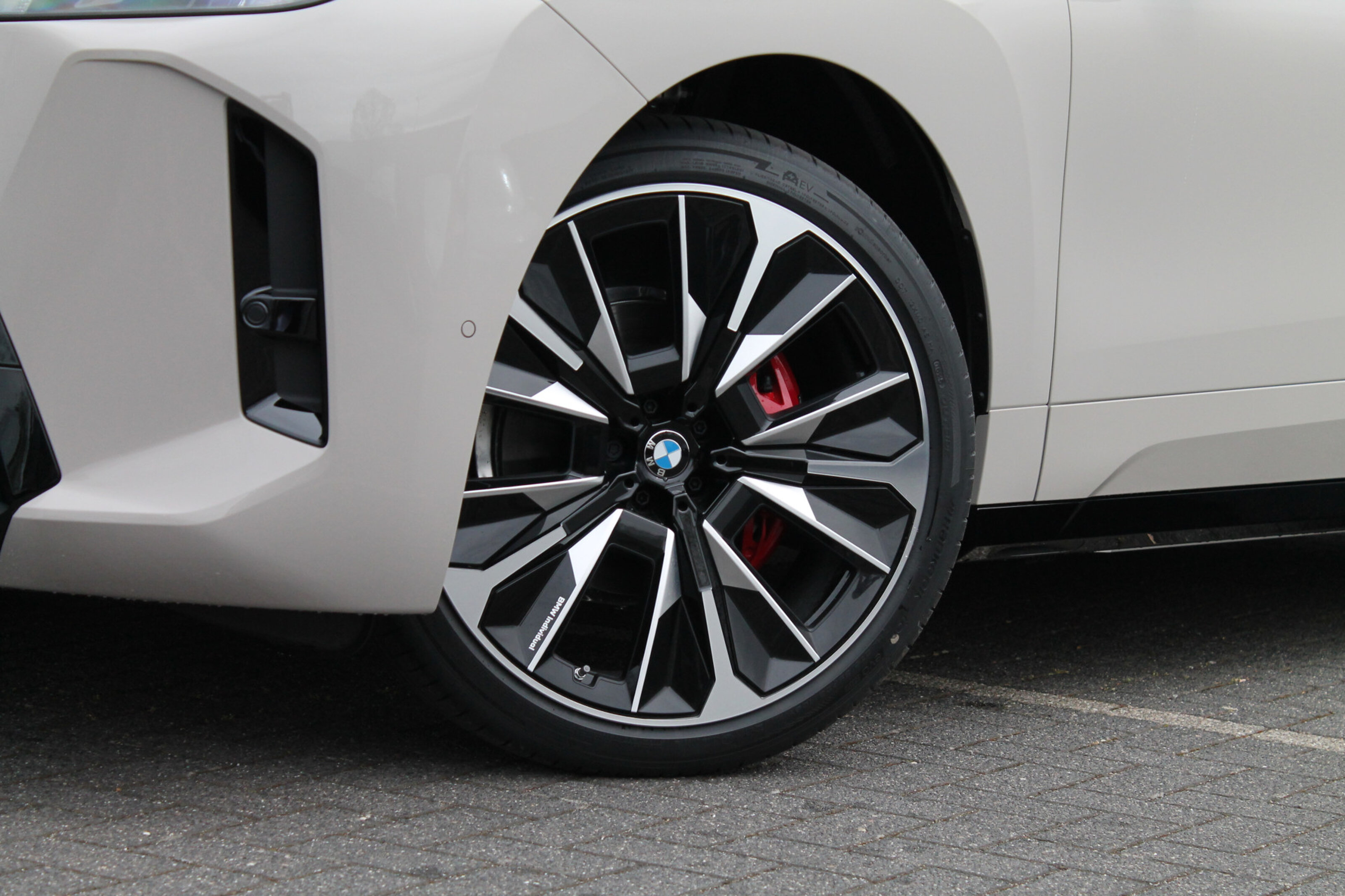 BMW iX 8