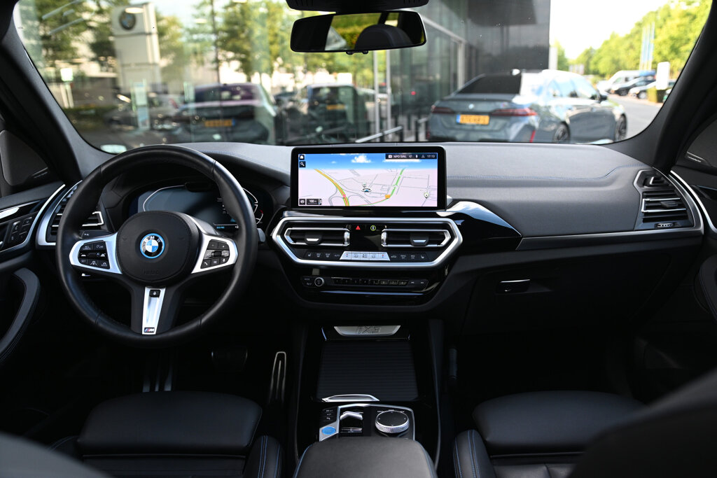 BMW iX3 4